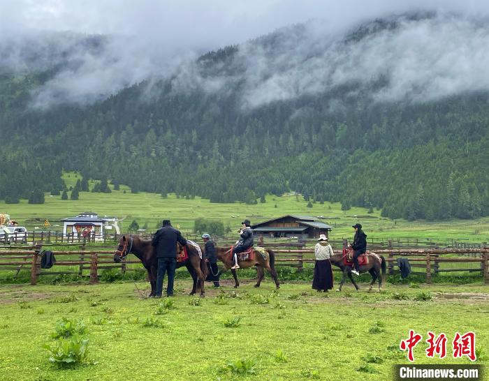 6月10日，游客在魯朗小鎮(zhèn)高山牧場景區(qū)體驗(yàn)騎馬?！∪轿木?攝