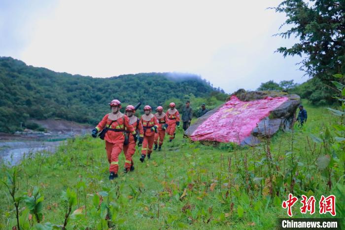 橙色“滅火服”守護(hù)西藏玉麥青山綠水