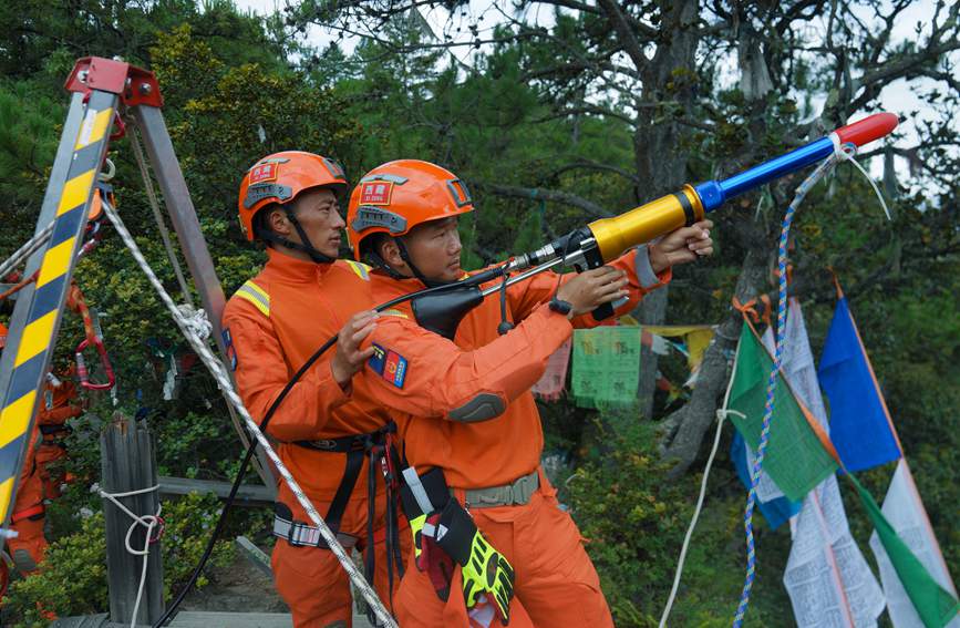 發(fā)射拋投器 。西繞拉翁攝