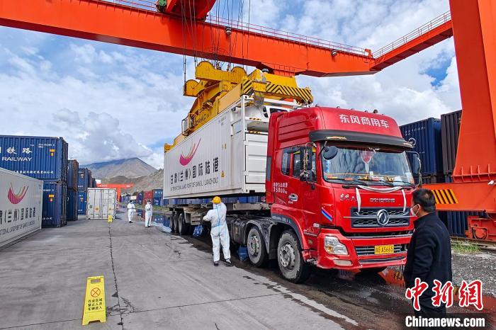 援助物資卸車現(xiàn)場?！F青藏集團(tuán)有限公司拉薩車務(wù)段 供圖