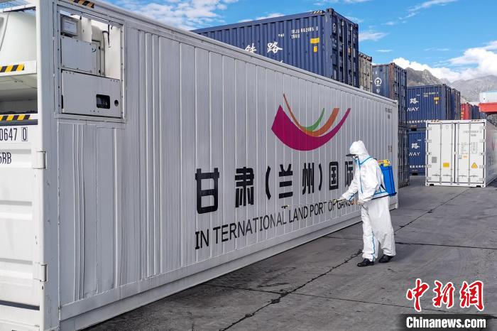 9月9日，甘肅省援助拉薩700噸生活物資“乘冷鏈專列”抵達(dá)拉薩?！F青藏集團(tuán)有限公司拉薩車務(wù)段 供圖