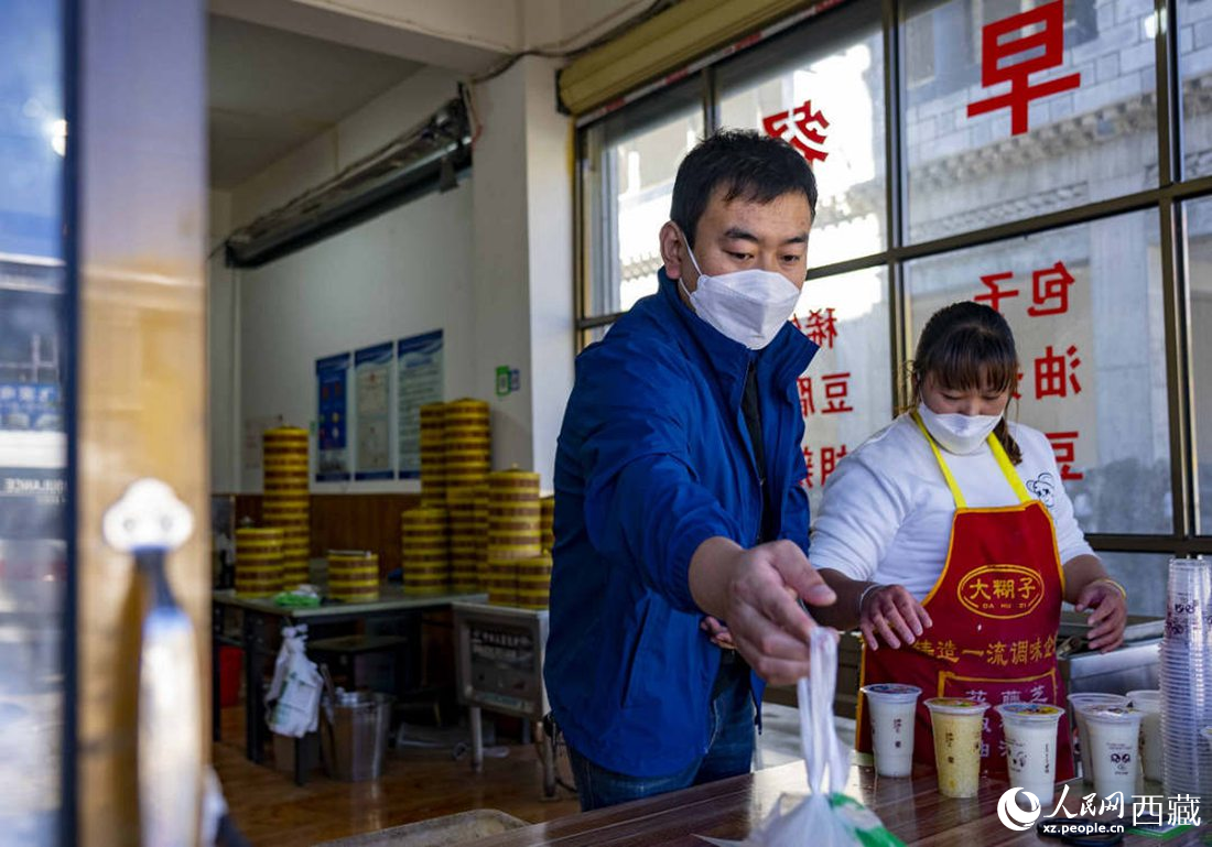 市民購(gòu)買早餐。人民網(wǎng) 次仁羅布攝