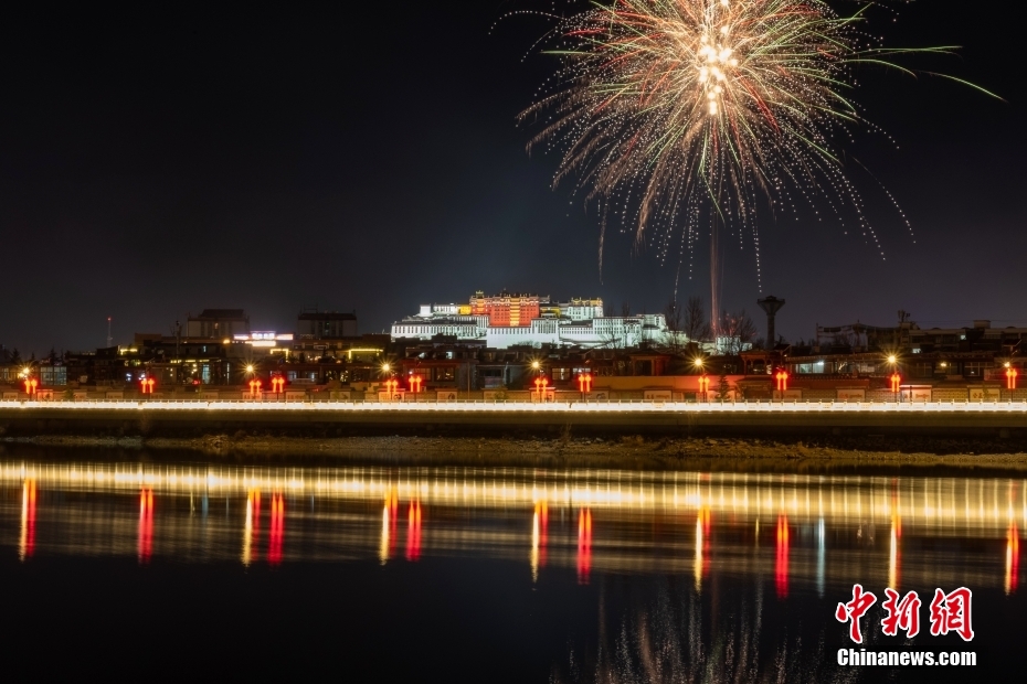 資料圖為2022年3月1日，拉薩迎來藏歷新年“古突夜”，煙花與被燈光照亮的布達(dá)拉宮交相輝映。 <a target='_blank' href='/'><p  align=