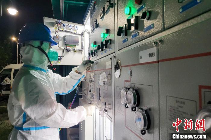 西藏電力部門順利完成方艙醫(yī)院供電設備安全可靠接入。　王大飛 攝