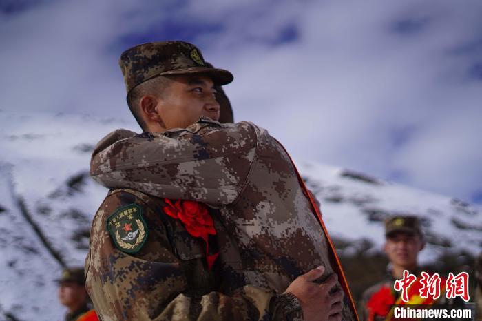 退伍老兵相擁留念。　西藏山南軍分區(qū)某團供圖