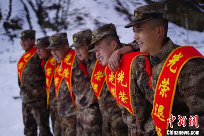 退伍老兵合照留念。　西藏山南軍分區(qū)某團供圖