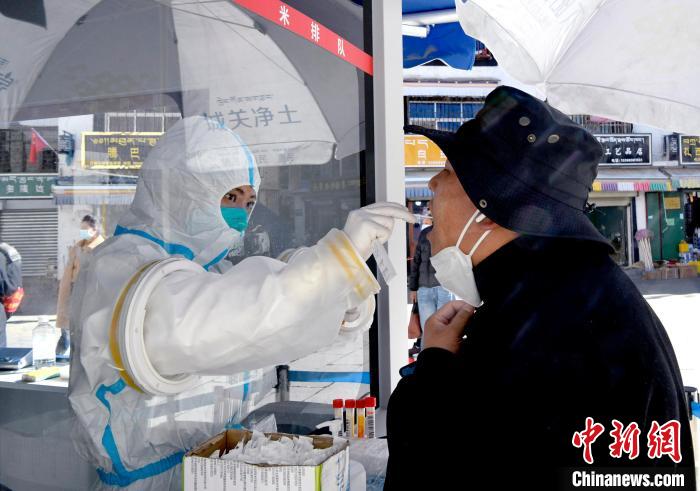 12月7日，拉薩市民正在進行核酸檢測?！±盍?攝