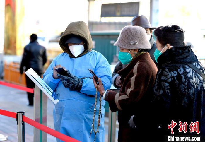 12月7日，拉薩市民掃碼進入銀行辦理業(yè)務?！±盍?攝