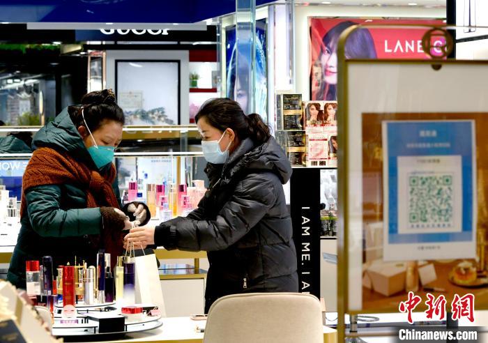 12月7日，拉薩，市民掃碼進入拉薩百貨大樓選購護膚品?！±盍?攝