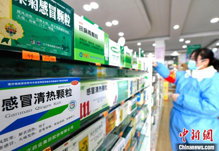 12月7日，拉薩宇拓路一藥店工作人員正在整理店內的感冒類藥品?！±盍?攝