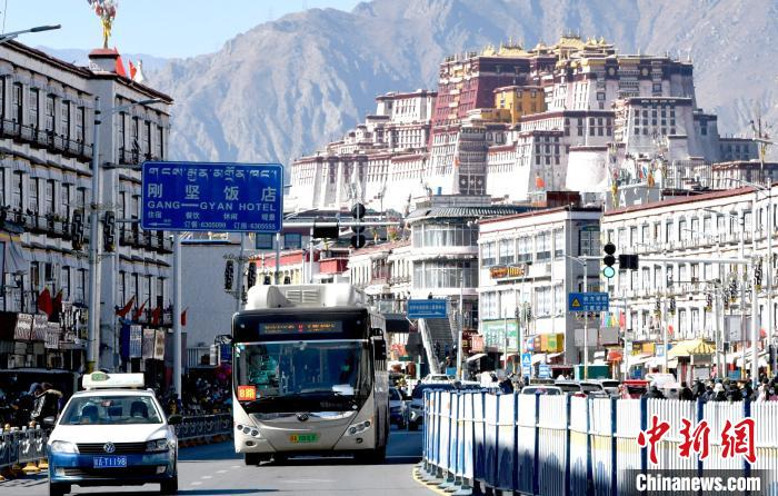 12月7日，一輛公交車從拉薩市城關區(qū)北京東路駛過?！±盍?攝