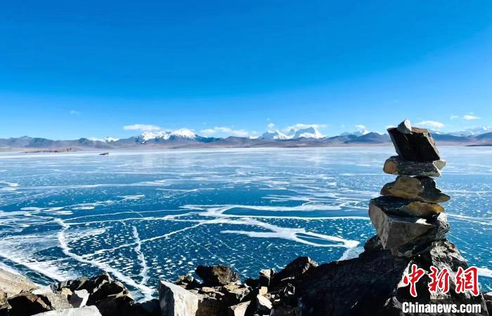 圖為普瑪江塘鄉(xiāng)境內(nèi)的雪山、冰湖美景?！±丝ㄗ涌h網(wǎng)信辦供圖
