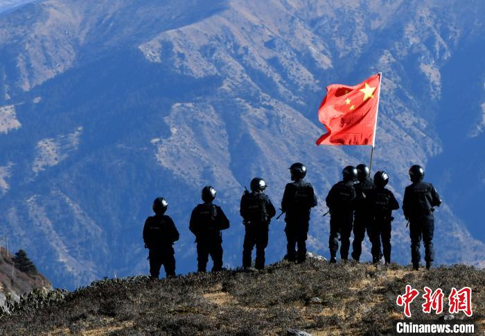 1月6日，移民警察在執(zhí)勤。　李林 攝