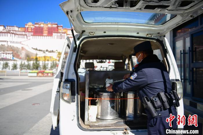 圖為1月23日，布達拉宮廣場派出所民警正在打午飯?！∝暩聛硭?攝