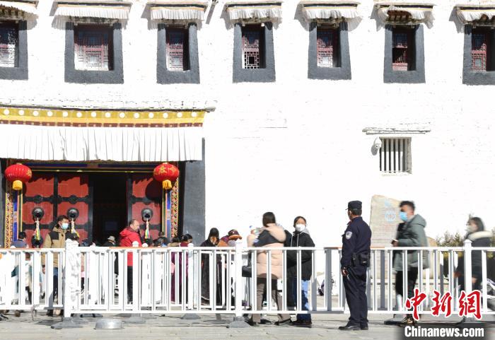 圖為1月23日，布達拉宮廣場派出所民警正在引導(dǎo)游客。　貢嘎來松 攝