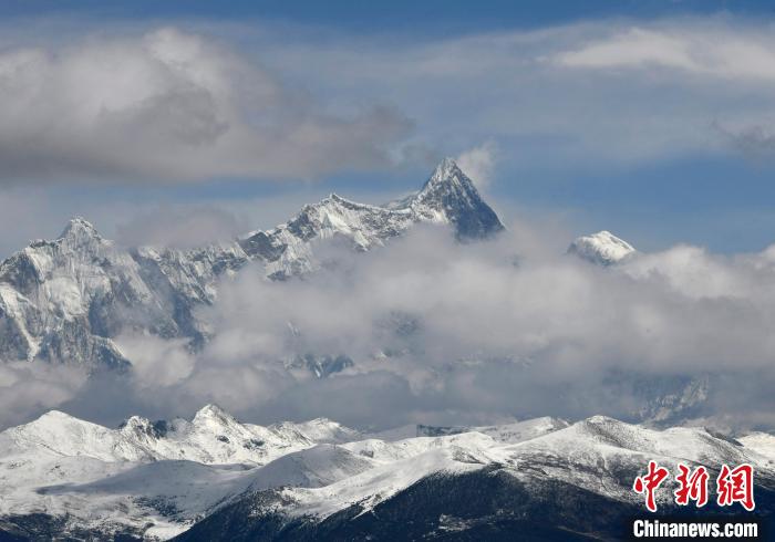 2月17日，西藏林芝色季拉山觀景臺拍到的南迦巴瓦峰?！±盍?攝