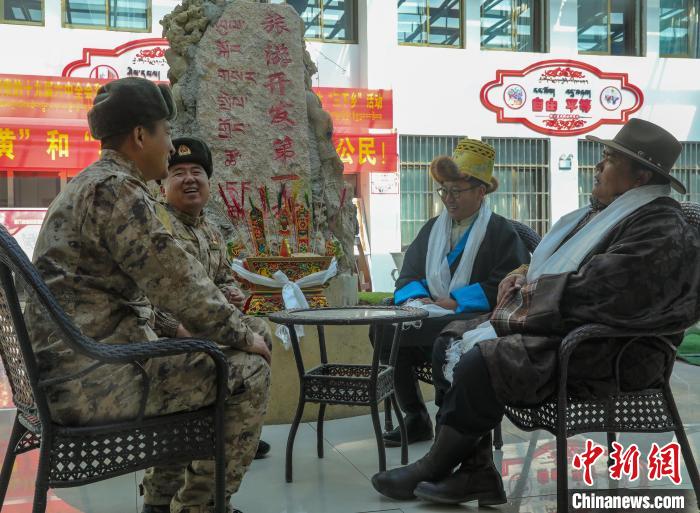 圖為阿里軍分區(qū)某邊防團官兵與駐地群眾拉家常?！詵| 攝