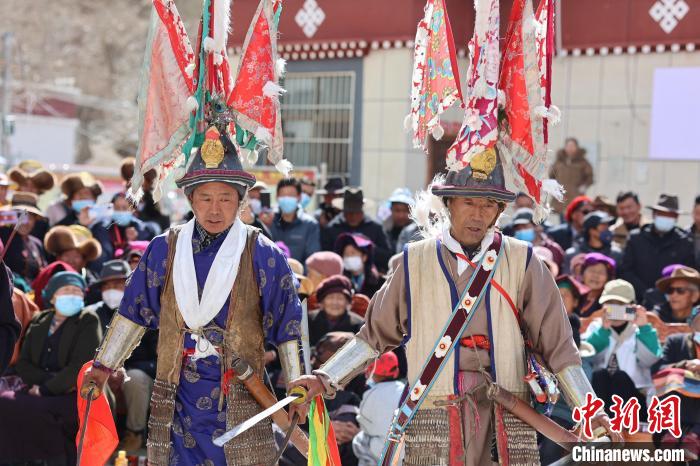 圖為兩位藝人表演瓊結(jié)“果孜”舞?！愔闈扇?攝