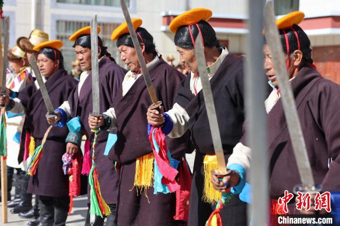 圖為藝人們手持藏刀表演加麻百·甲江?！愔闈扇?攝