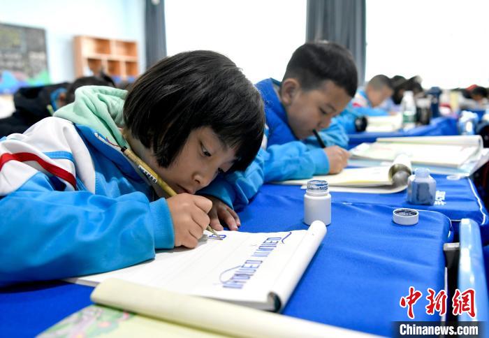 3月14日，西藏拉薩市第一小學(xué)一年級(jí)六班的學(xué)生們?cè)诓卣Z(yǔ)文課上書(shū)寫(xiě)藏文?！±盍?攝