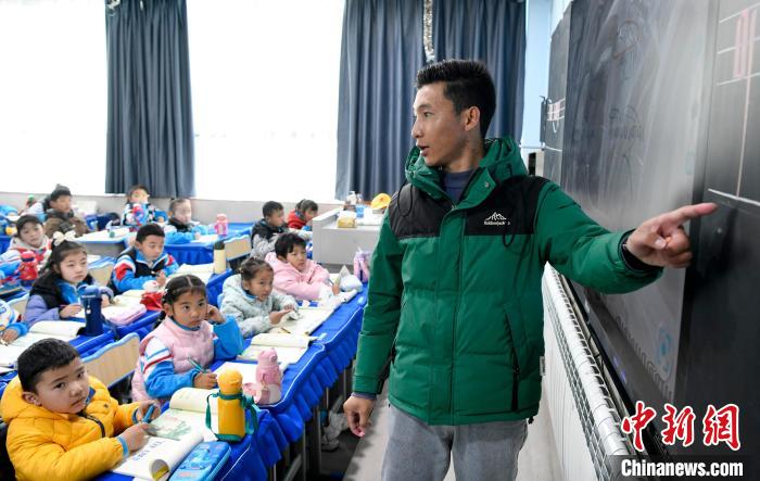 3月14日，西藏拉薩市第一小學(xué)藏語(yǔ)文老師拉巴次仁在課堂上?！±盍?攝