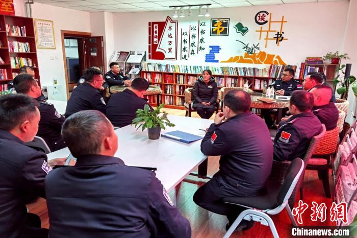圖為亞東出入境邊防檢查站民警與銀行業(yè)務(wù)人員進行金融知識深入交流?！『?攝