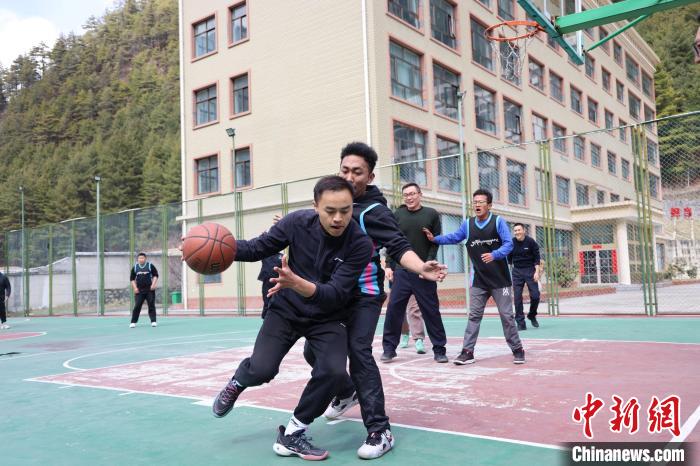 圖為亞東邊檢站民警與駐地農(nóng)業(yè)銀行代表開展籃球友誼賽?！『?攝