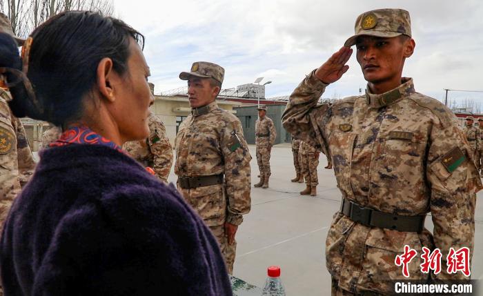 圖為列兵扎西加央向母親敬禮?！詵| 攝