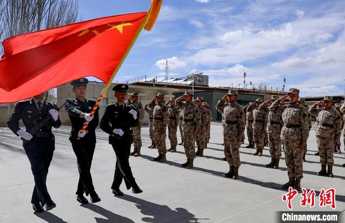 圖為授銜現(xiàn)場迎軍旗。　劉曉東 攝