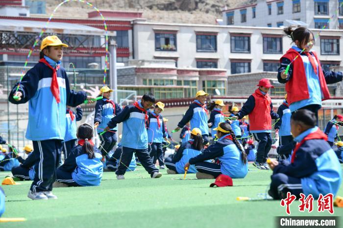 圖為學(xué)生正在練習(xí)跳繩?！∝暩聛硭?攝