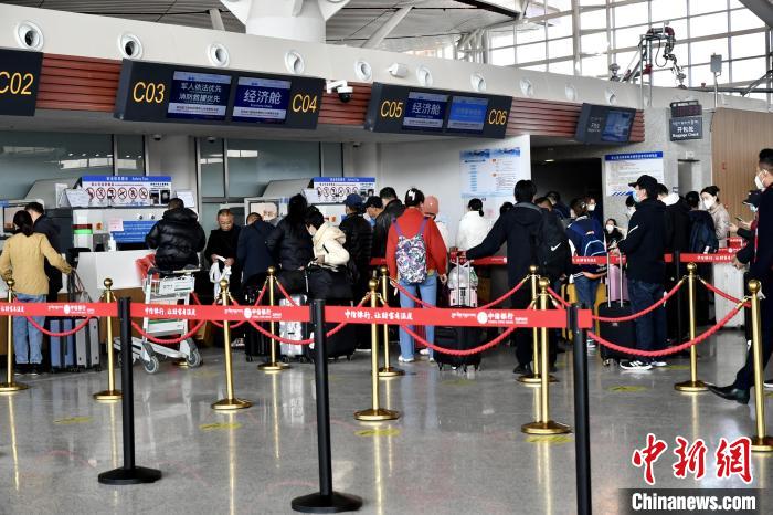 圖為旅客辦理登機(jī)手續(xù)?！≈芎?攝
