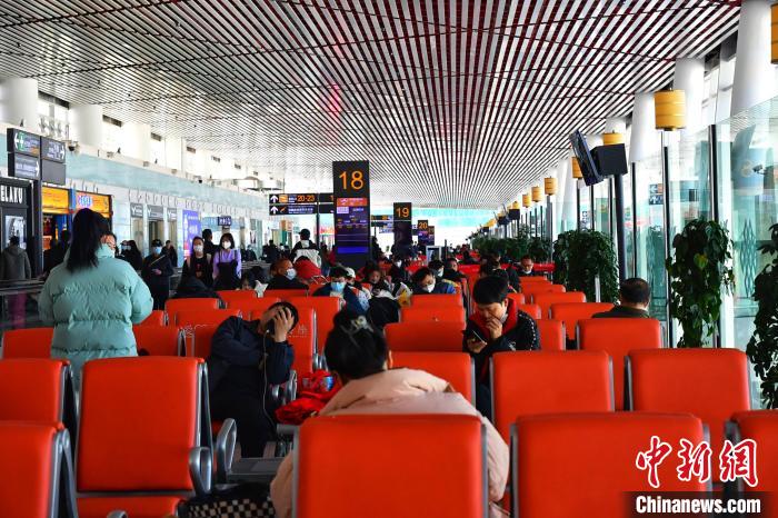 圖為旅客在機(jī)場候機(jī)室等待登機(jī)。　周航 攝