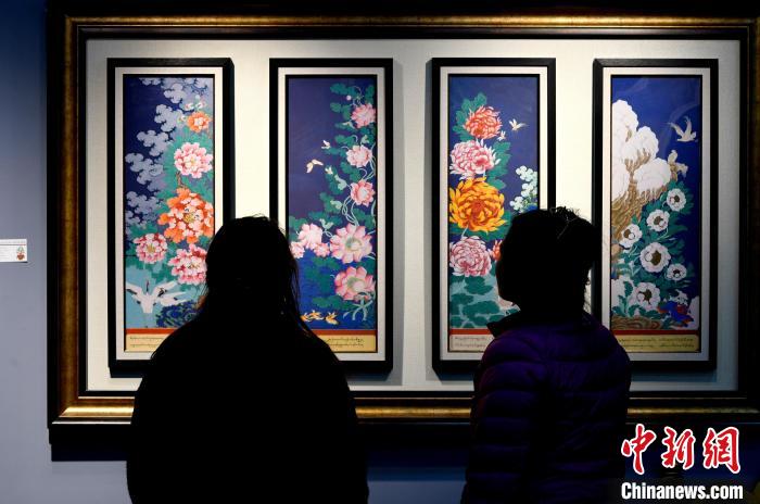 圖為5月16日，觀眾正在欣賞展覽中的新創(chuàng)唐卡作品?！±盍?攝