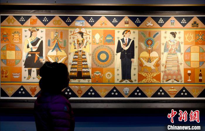 圖為5月16日，觀眾正在欣賞展覽中的新創(chuàng)唐卡作品?！±盍?攝