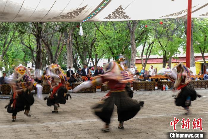 圖為活動(dòng)現(xiàn)場(chǎng)的藏戲表演。　江飛波 攝