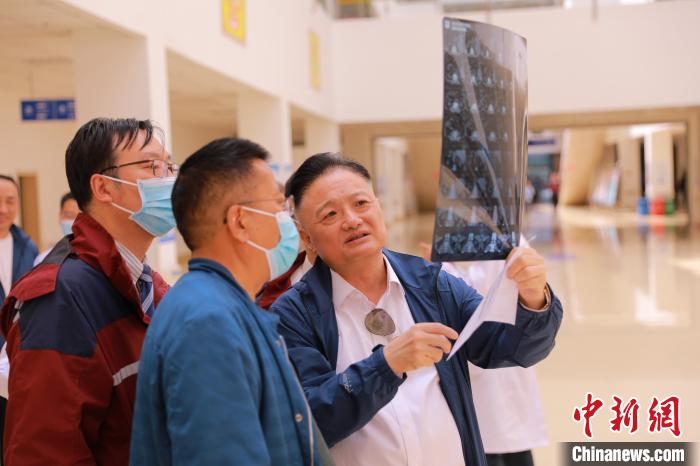 上海專家們采用“一對(duì)一”指導(dǎo)等方式，帶動(dòng)日喀則市人民醫(yī)院科室、醫(yī)生業(yè)務(wù)水平的提升?！∩虾＝淮筢t(yī)學(xué)院供圖