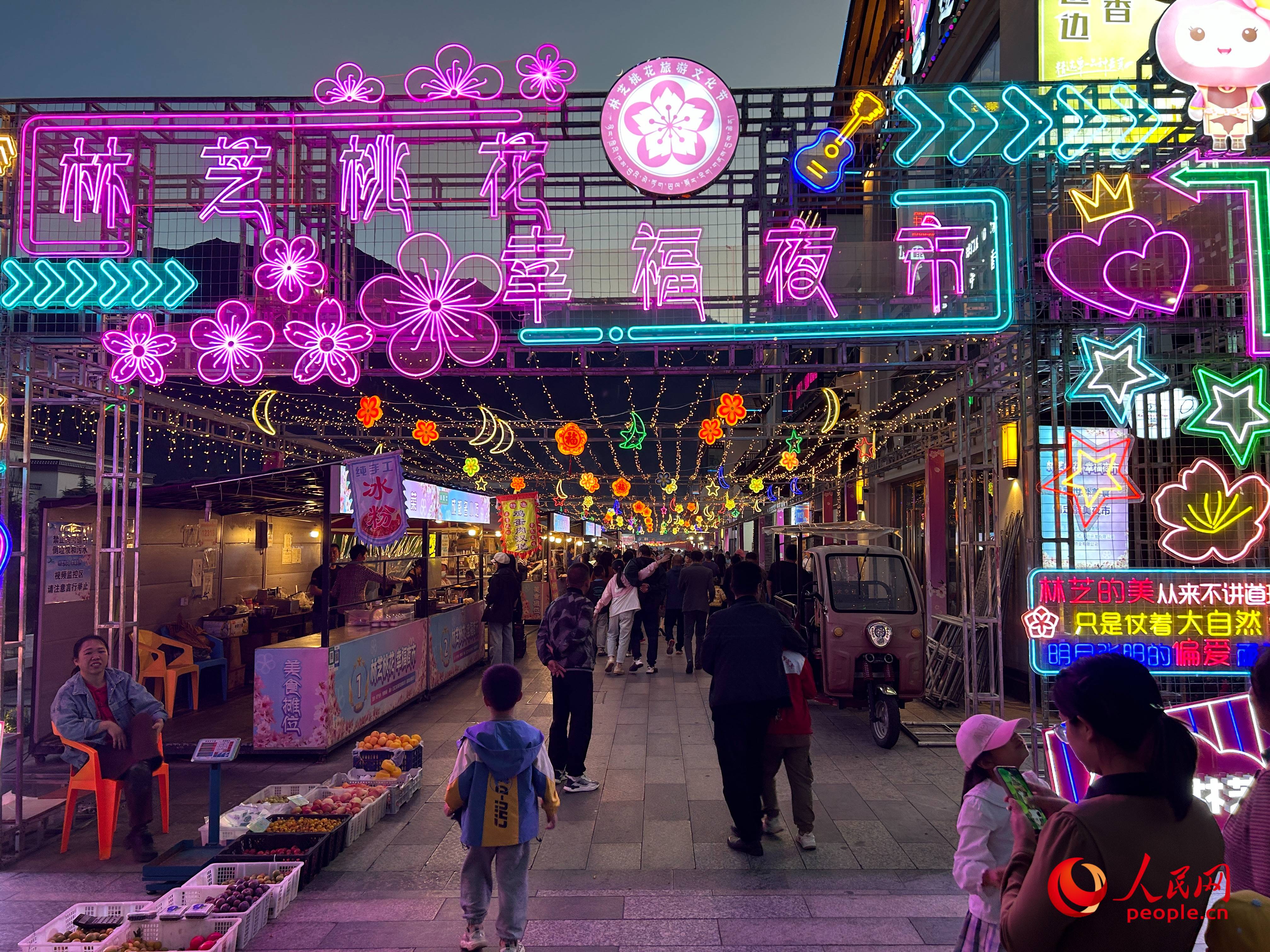 工布公園里的夜市，人來人往。人民網(wǎng) 周靜圓攝