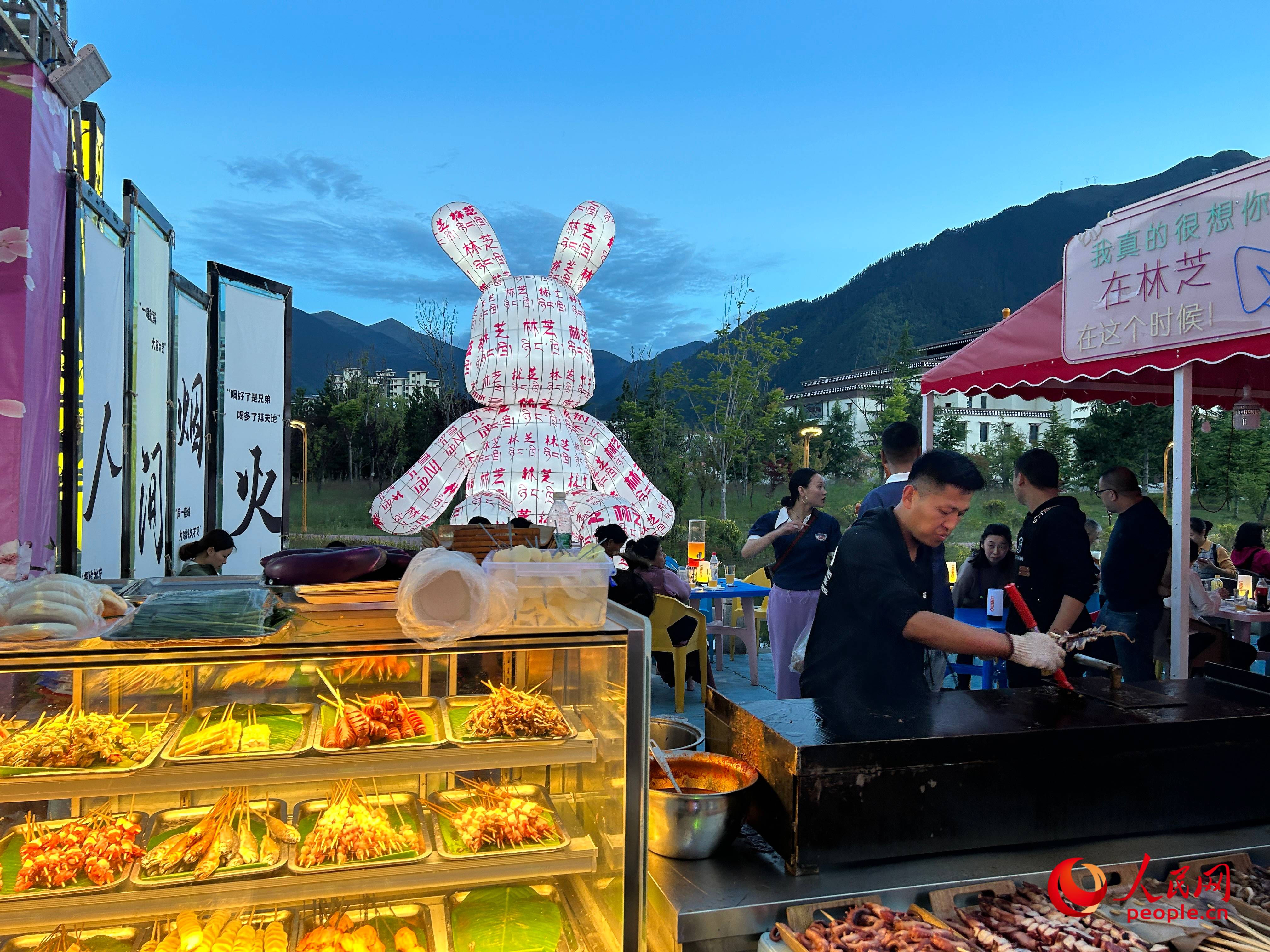 工布公園里的夜市，滿滿“煙火氣”。人民網(wǎng) 周靜圓攝