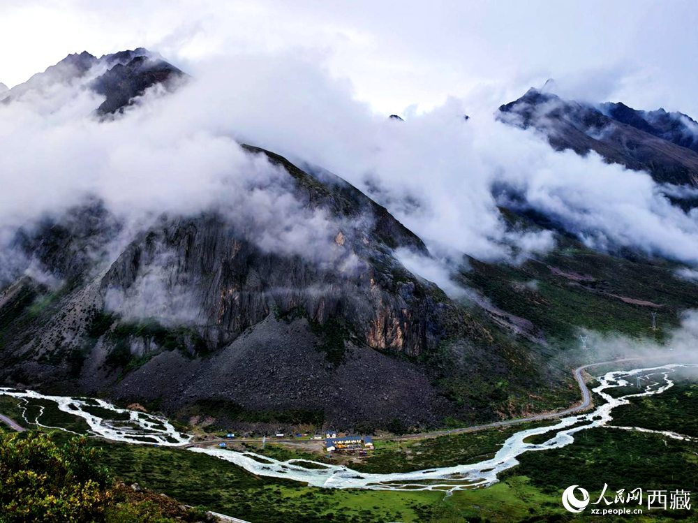 河流蜿蜒于青山間。人民網(wǎng) 李海霞攝