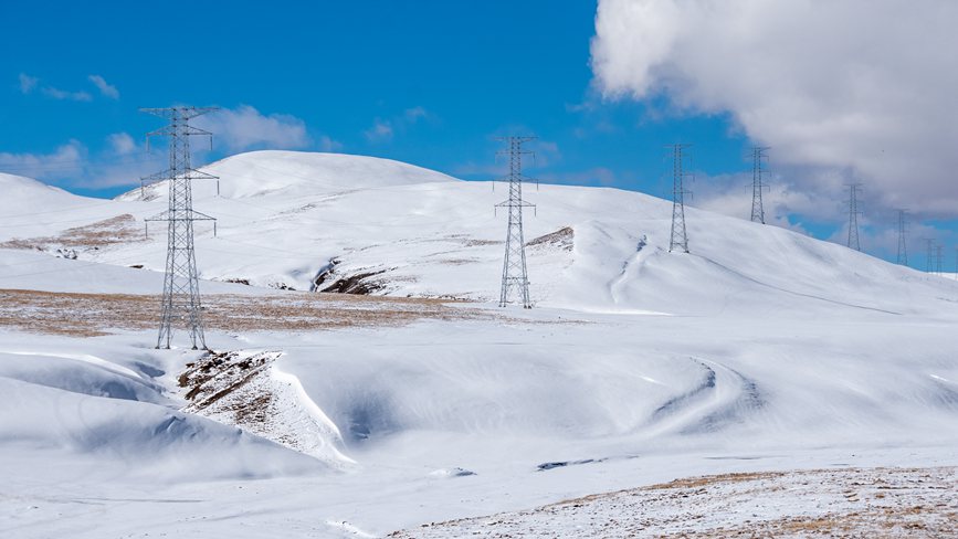 西藏自治區(qū)那曲市冰天雪地里的電網(wǎng)。趙清鵬攝