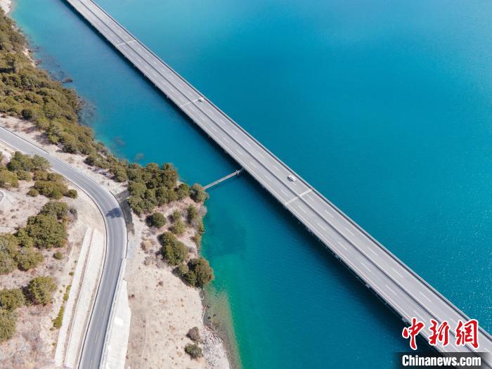 圖為西藏林拉高等級公路多布湖段風光?！〗w波 攝