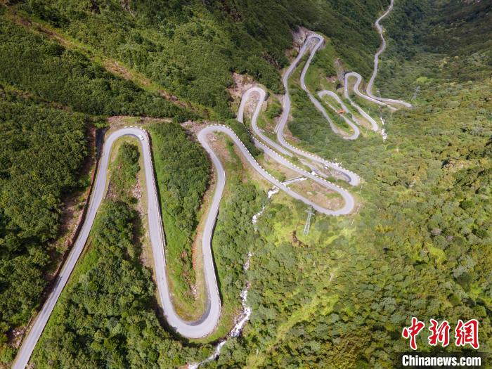 圖為西藏山南錯那縣的盤山公路，錯那縣被命名為全國“四好農村路”示范縣?！〗w波 攝