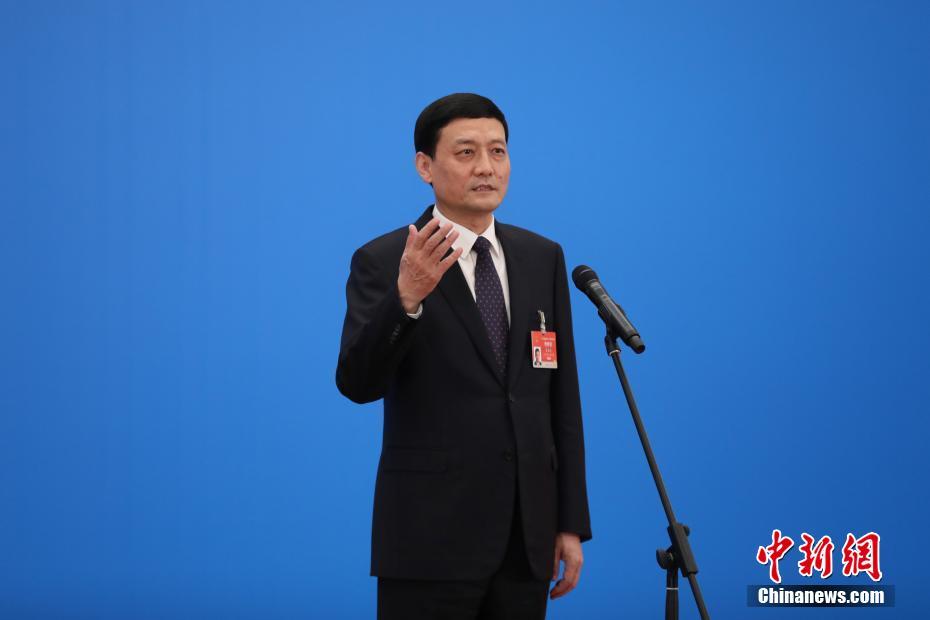 3月8日，第十三屆全國(guó)人民代表大會(huì)第四次會(huì)議舉行第二場(chǎng)“部長(zhǎng)通道”采訪(fǎng)活動(dòng)。圖為中國(guó)工業(yè)和信息化部部長(zhǎng)肖亞慶通過(guò)網(wǎng)絡(luò)視頻方式接受采訪(fǎng)。 <a target='_blank' ><p  align=