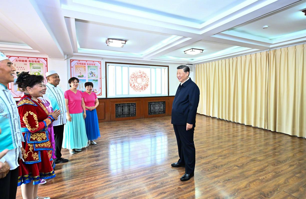 6月19日下午，習(xí)近平總書(shū)記在銀川市金鳳區(qū)長(zhǎng)城花園社區(qū)活動(dòng)室考察時(shí)，同社區(qū)居民親切交流。